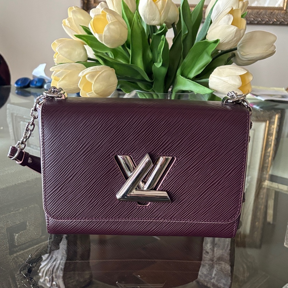❌SOLD❌Elegant LV Twist Epi shoulder bag with silver hardware in new condition